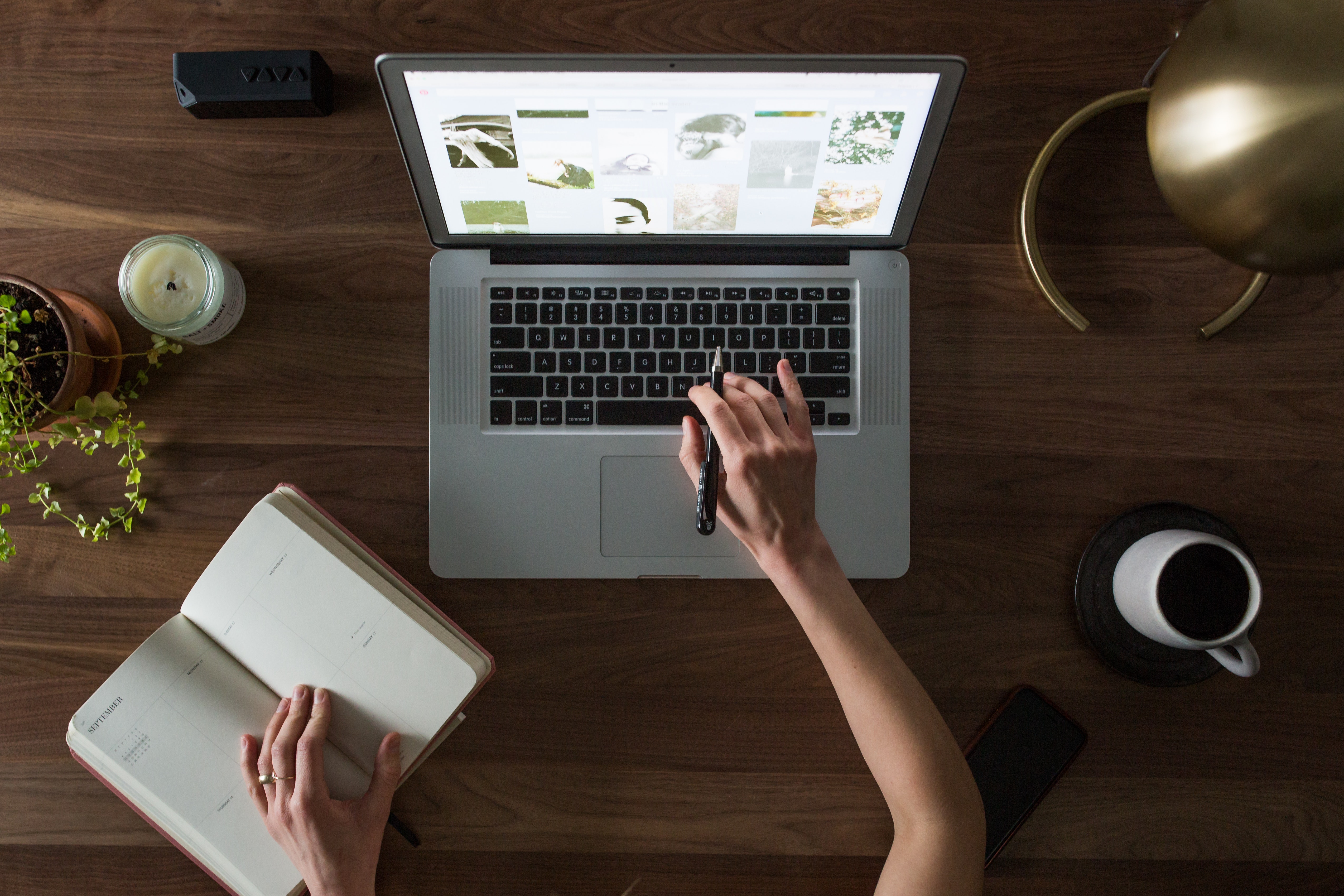 desk hand laptop