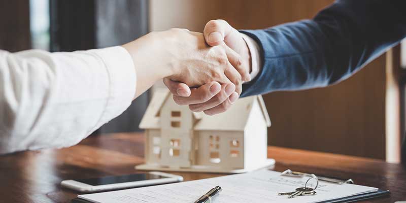 Shaking-hand-with-customer-roof-house-model