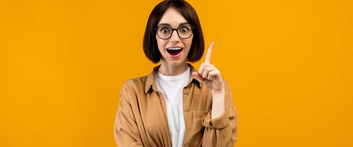 Excited caucasian lady having wow creative idea, raising finger up